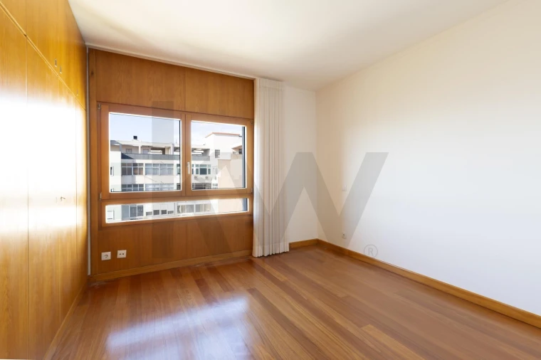 Apartamento T4 para Venda em Ajuda Foto 14