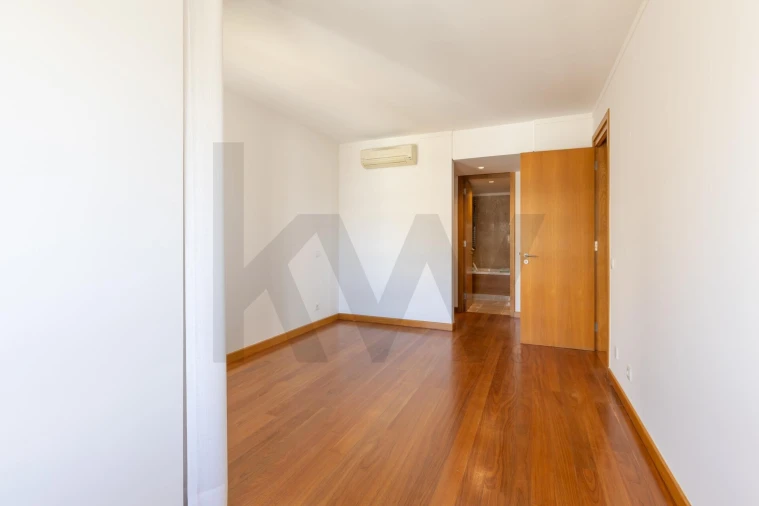 Apartamento T4 para Venda em Ajuda Foto 25