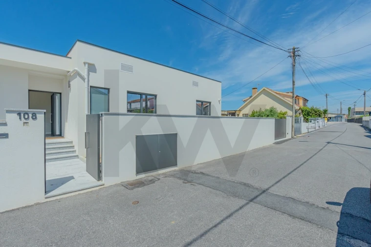 Moradia T3 para Venda em São Felix da Marinha Foto 2