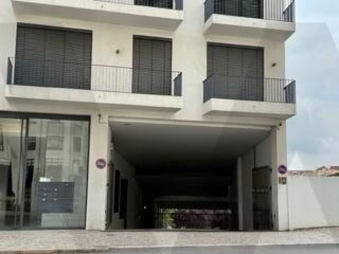 Garagem para Venda em Romeira e Várzea Foto 1