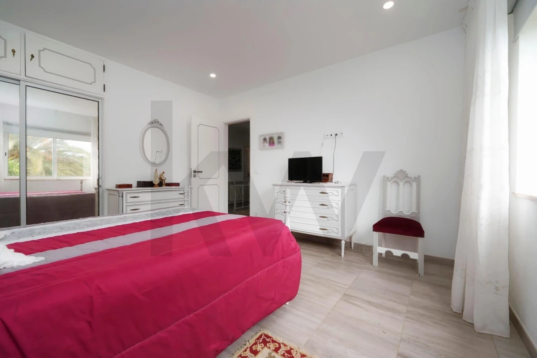 Moradia T4 para Venda em Santa Barbara de Nexe Foto 18