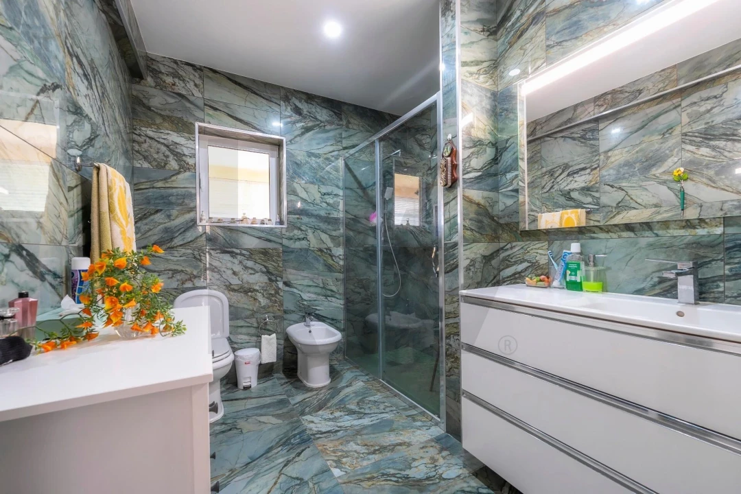 Moradia T4 para Venda em Santa Barbara de Nexe Foto 9