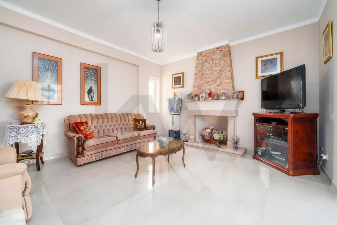 Moradia T4 para Venda em Santa Barbara de Nexe Foto 7