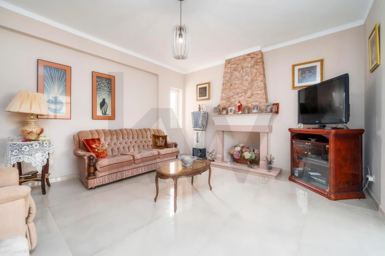 Moradia T4 para Venda em Santa Barbara de Nexe Foto 7