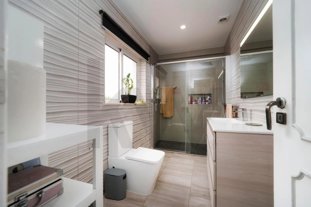 Moradia T4 para Venda em Santa Barbara de Nexe Foto 14