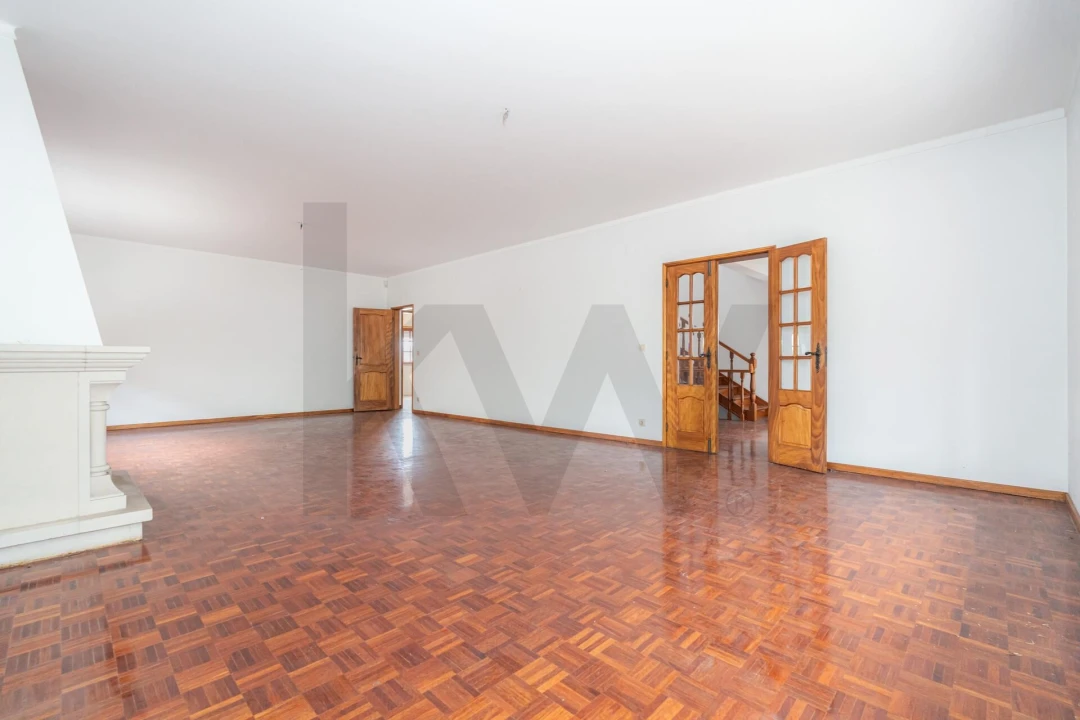 Moradia T5 para Venda em Trouxemil e Torre de Vilela Foto 4