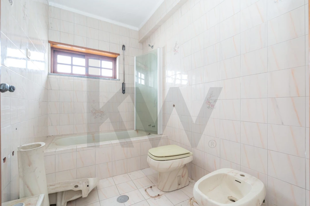 Moradia T5 para Venda em Trouxemil e Torre de Vilela Foto 16