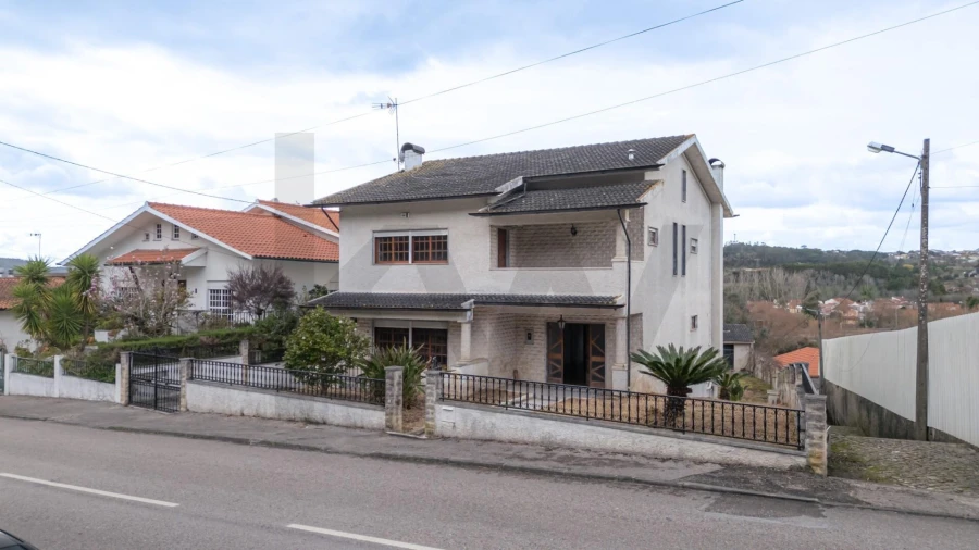 Moradia T5 para Venda em Trouxemil e Torre de Vilela Foto 1