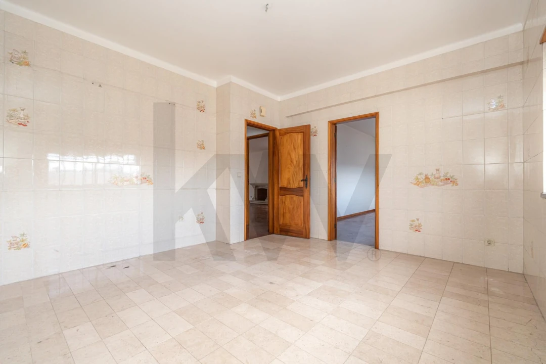 Moradia T5 para Venda em Trouxemil e Torre de Vilela Foto 8