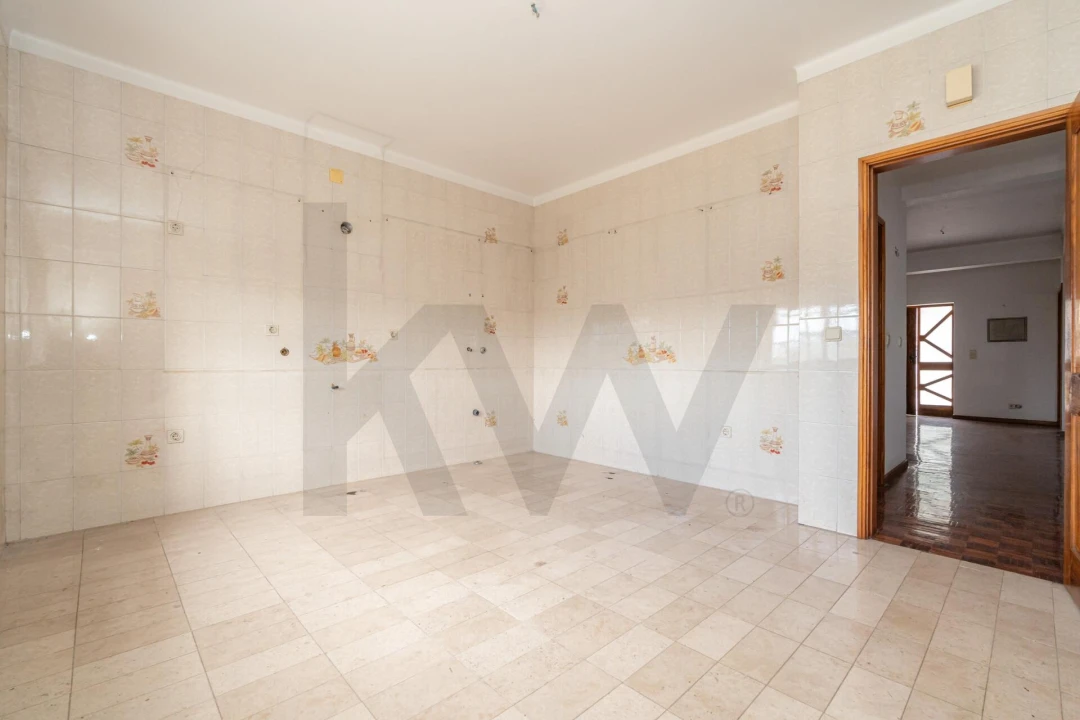 Moradia T5 para Venda em Trouxemil e Torre de Vilela Foto 7