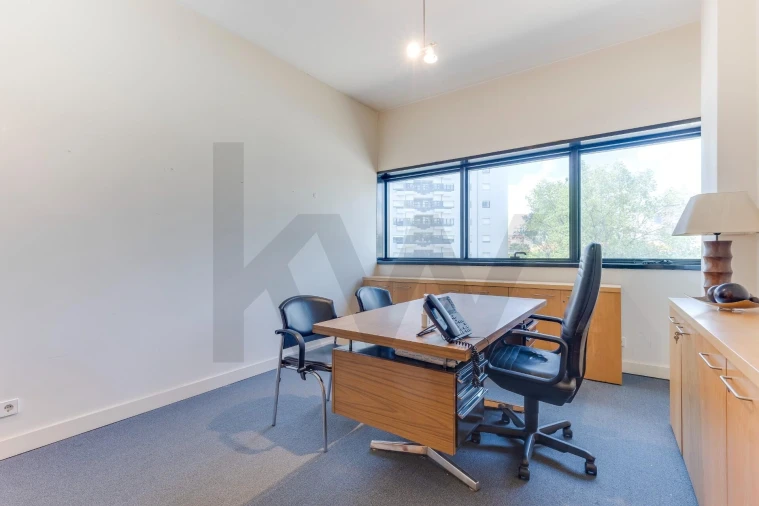 Escritório para Venda em Lordelo do Ouro e Massarelos Foto 8