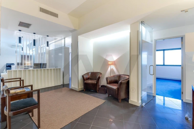 Escritório para Venda em Lordelo do Ouro e Massarelos Foto 1