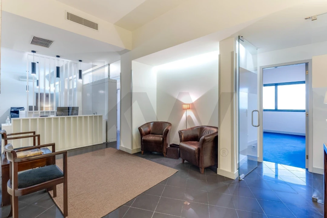 Escritório para Venda em Lordelo do Ouro e Massarelos Foto 1