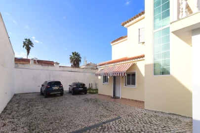 Moradia T6 para Venda em Charneca de Caparica e Sobreda