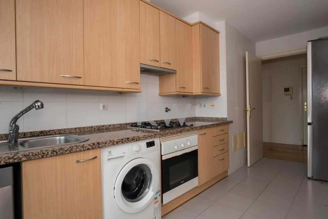 Apartamento T2 para Arrendamento em Campolide Foto 9