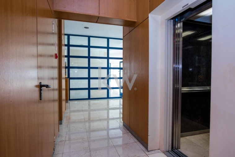 Apartamento T2 para Arrendamento em Campolide Foto 5