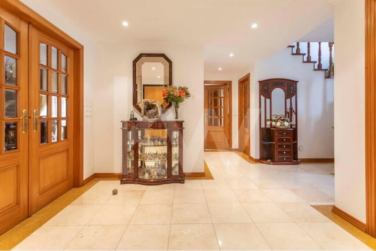 Moradia T5 para Venda em Vialonga Foto 11