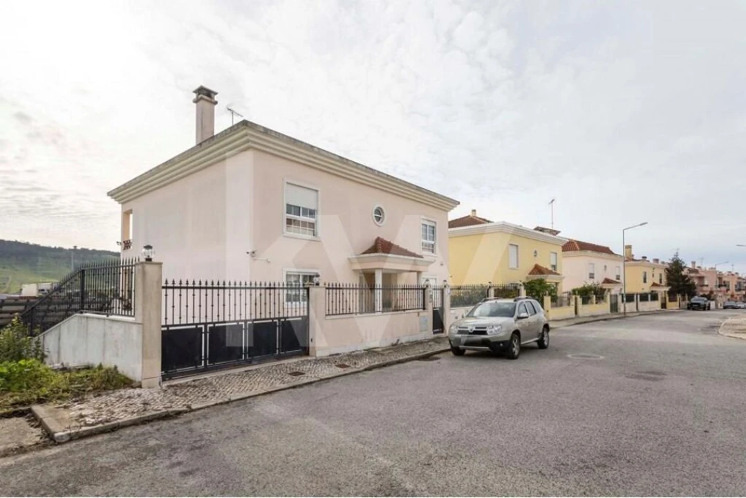 Moradia T5 para Venda em Vialonga Foto 2