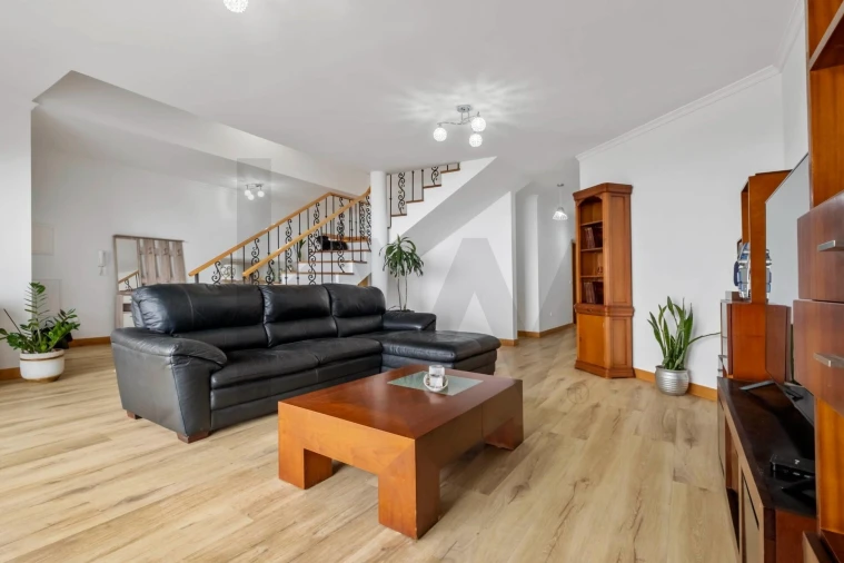 Moradia T4 para Venda em Arco da Calheta Foto 4