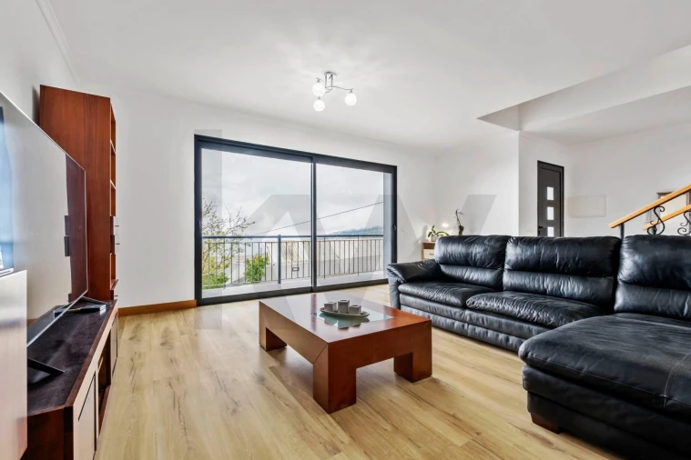 Moradia T4 para Venda em Arco da Calheta Foto 3