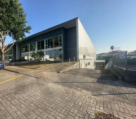 Armazém para Arrendamento em São João da Madeira Foto 1