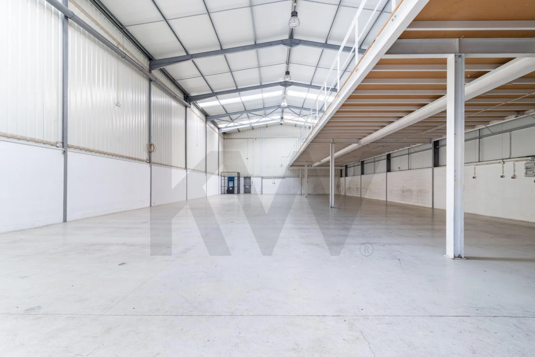 Armazém para Arrendamento em São João da Madeira Foto 11