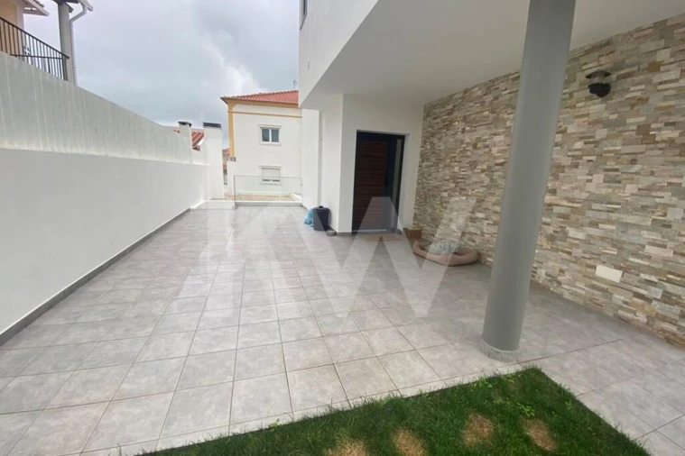 Moradia T3 para Venda em Carvoeira Foto 3