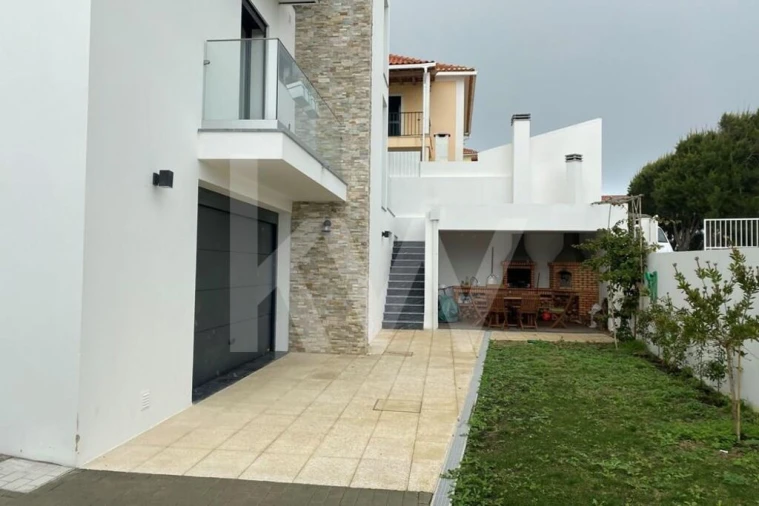 Moradia T3 para Venda em Carvoeira Foto 44