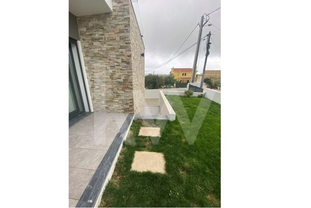 Moradia T3 para Venda em Carvoeira Foto 33