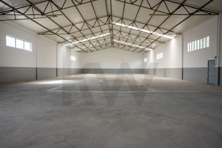 Armazém para Arrendamento em Mafamude e Vilar do Paraíso Foto 1