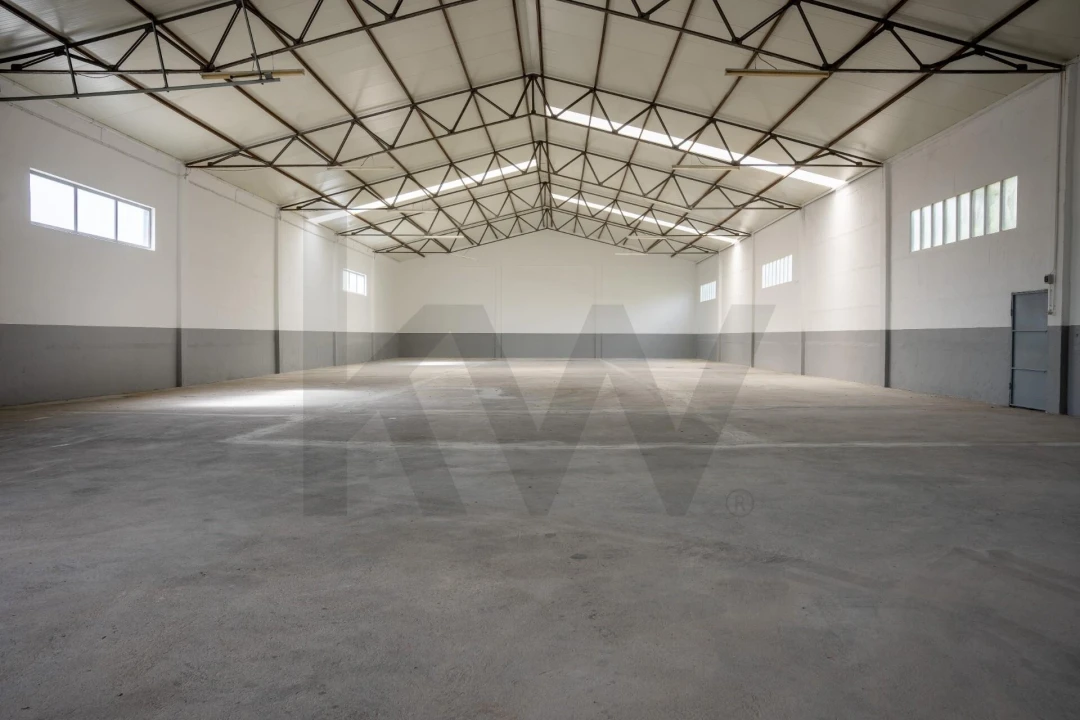 Armazém para Arrendamento em Mafamude e Vilar do Paraíso Foto 1