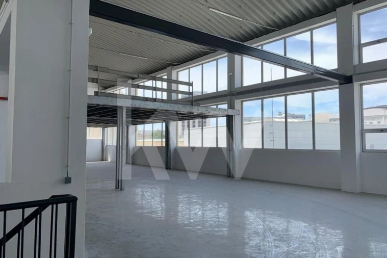 Armazém para Venda em Sacavém e Prior Velho Foto 9