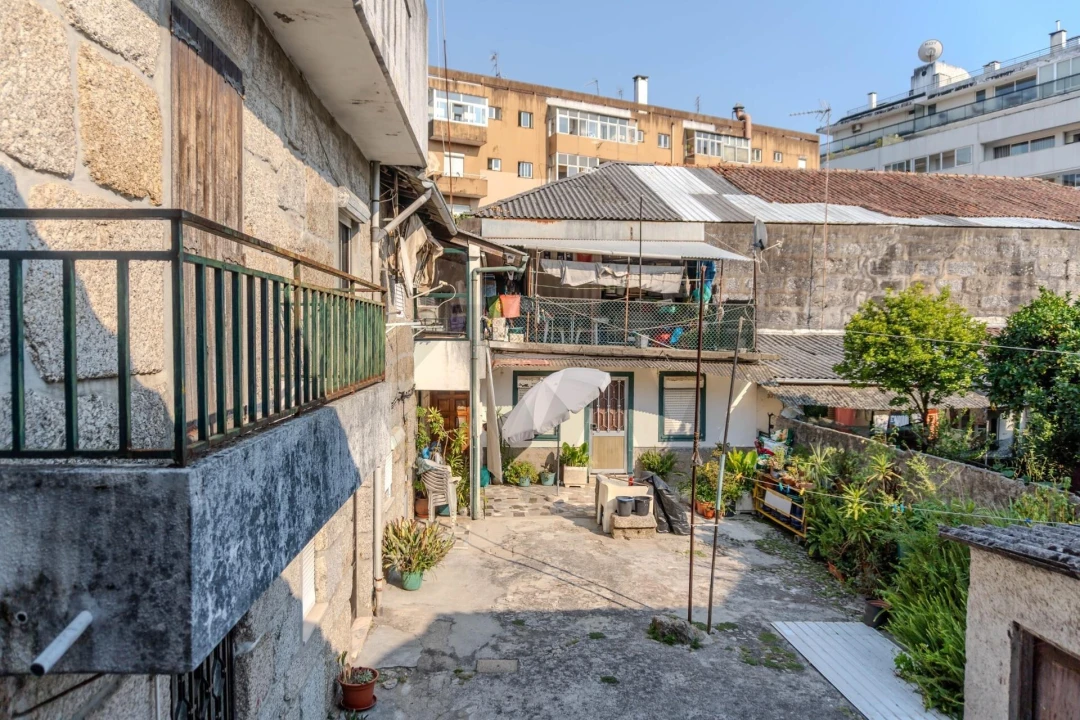 Prédio para Venda em Oliveira, São Paio e São Sebastião Foto 32