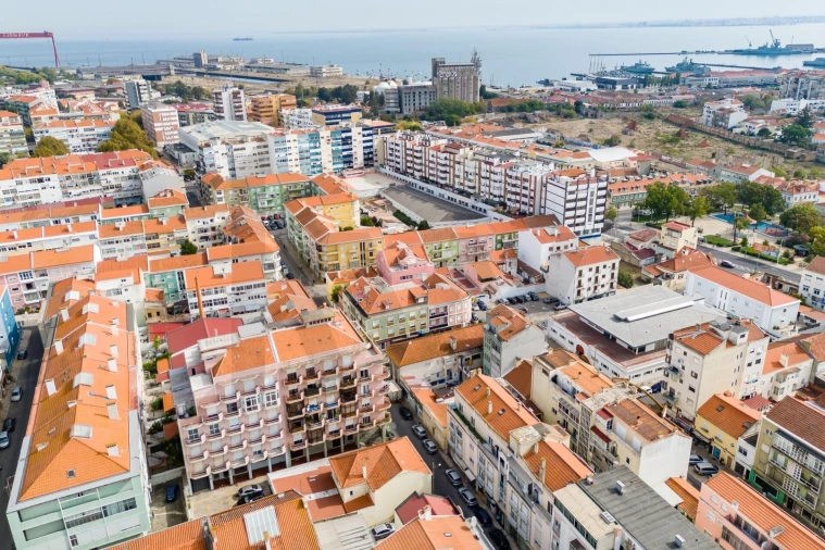 Prédio para Venda em Almada, Cova da Piedade, Pragal e Cacilhas Foto 37