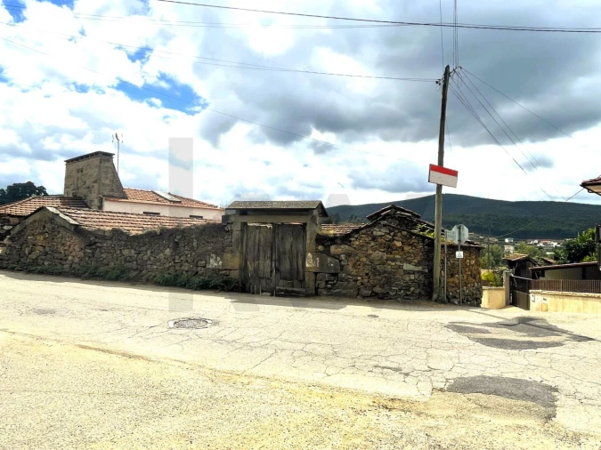 Moradia T6 para Venda em Santa Maria de Sardoura Foto 1