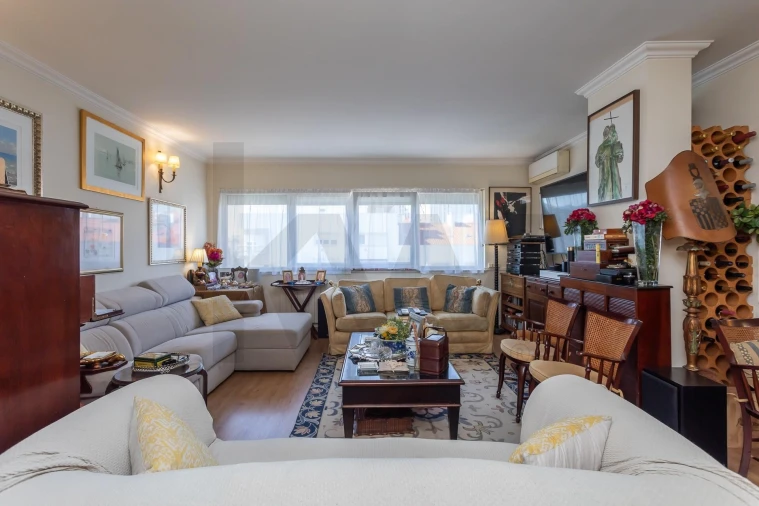 Apartamento T4 para Venda em Carnide Foto 2