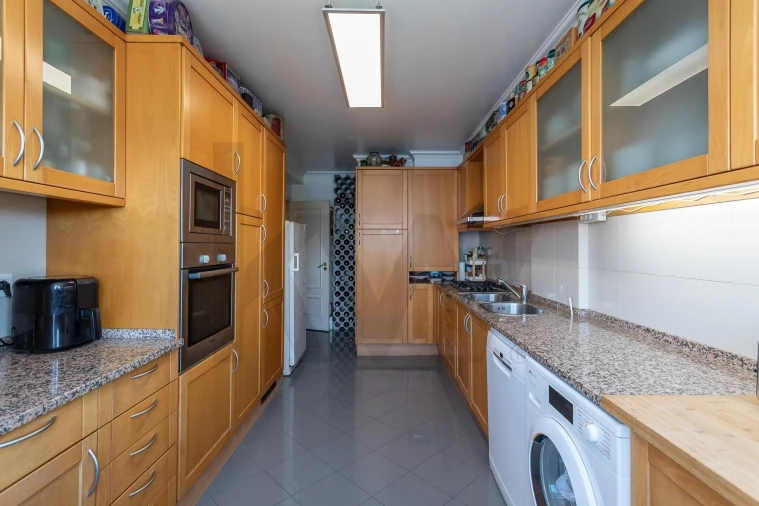 Apartamento T4 para Venda em Carnide Foto 14