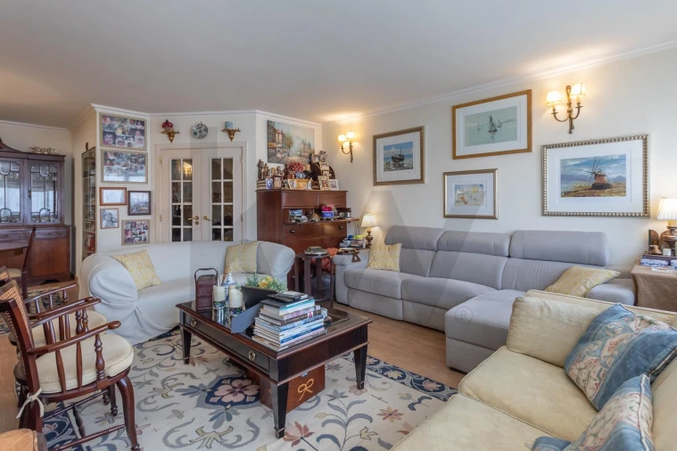 Apartamento T4 para Venda em Carnide Foto 5