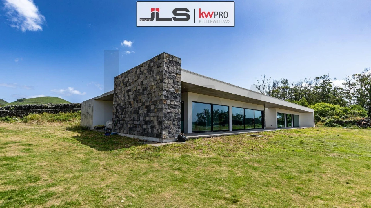 Moradia T5 para Venda em Fajã de Baixo Foto 1