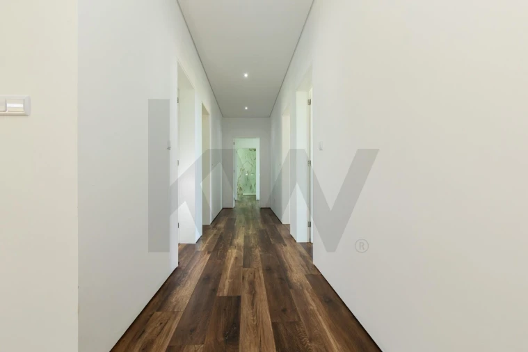 Moradia T5 para Venda em Fajã de Baixo Foto 32