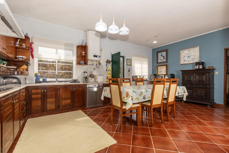 Moradia T4 para Venda em Pico da Pedra Foto 3