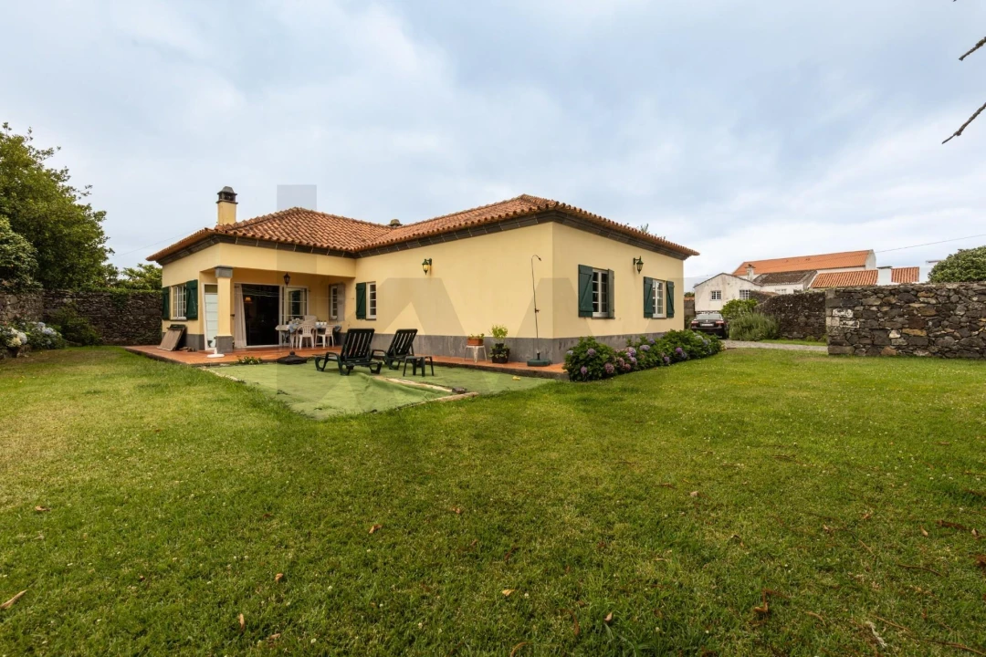 Moradia T4 para Venda em Pico da Pedra Foto 2