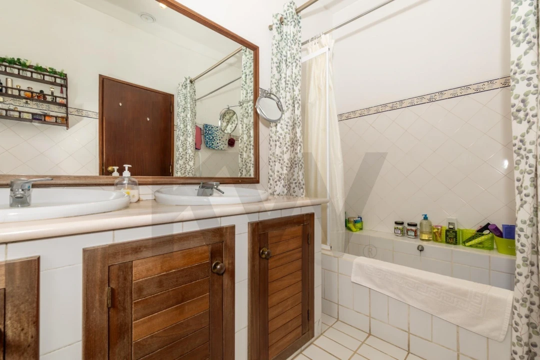 Moradia T4 para Venda em Pico da Pedra Foto 26