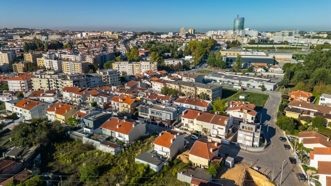 Terreno para Venda em Cidade da Maia Foto 2