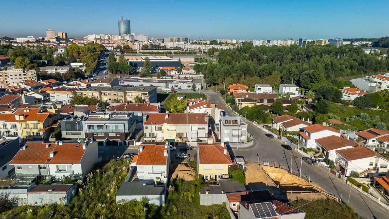 Terreno para Venda em Cidade da Maia Foto 4