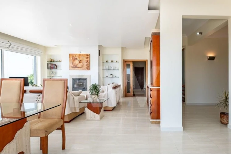 Moradia T2 para Venda em Encarnação Foto 4