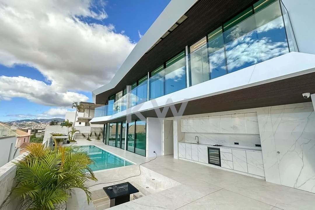 Moradia T4 para Venda em Funchal (Santa Maria Maior) Foto 2