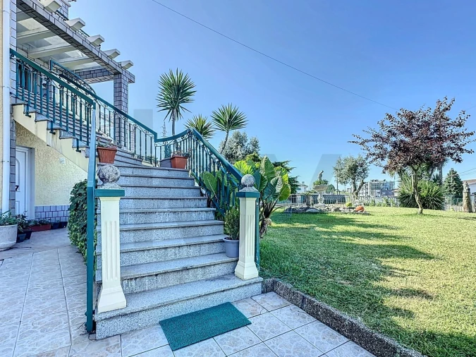 Moradia T5 para Venda em Escapães Foto 8