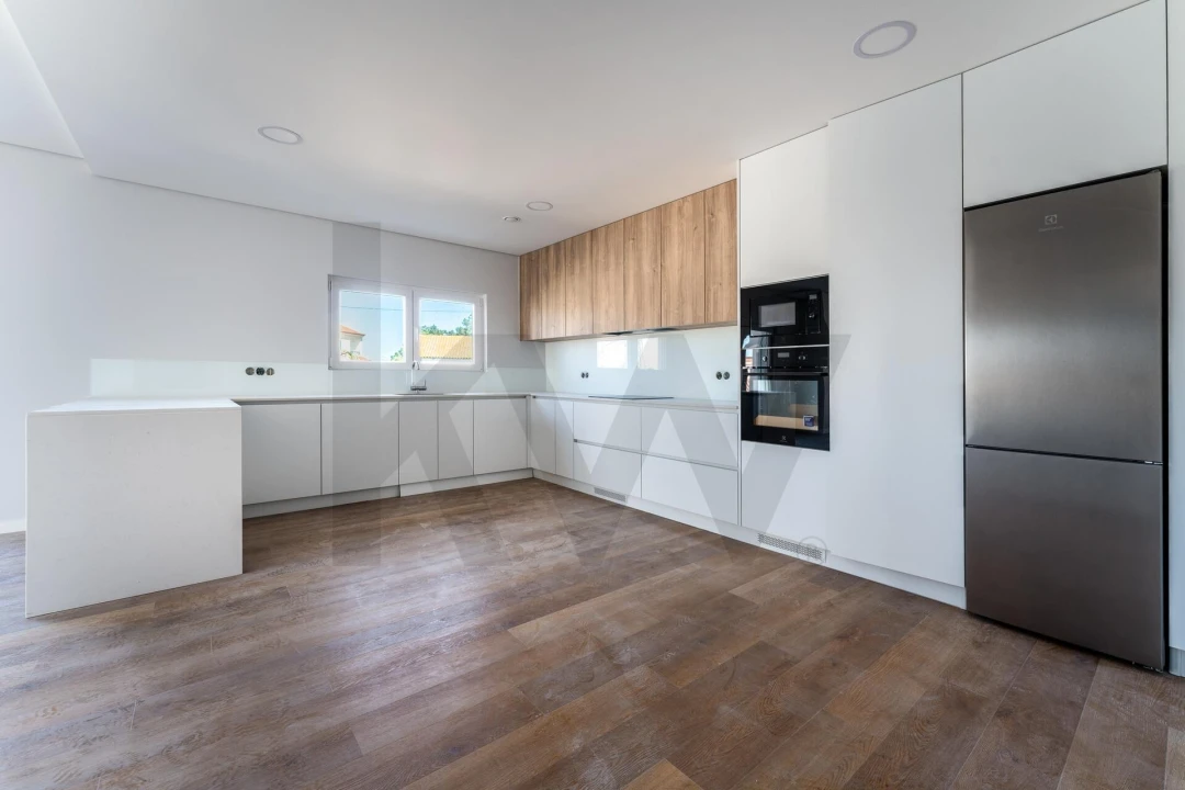 Moradia T4 para Venda em Santo Isidoro Foto 2