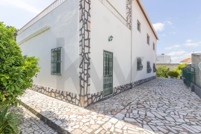 Moradia T7 para Venda em Charneca de Caparica e Sobreda